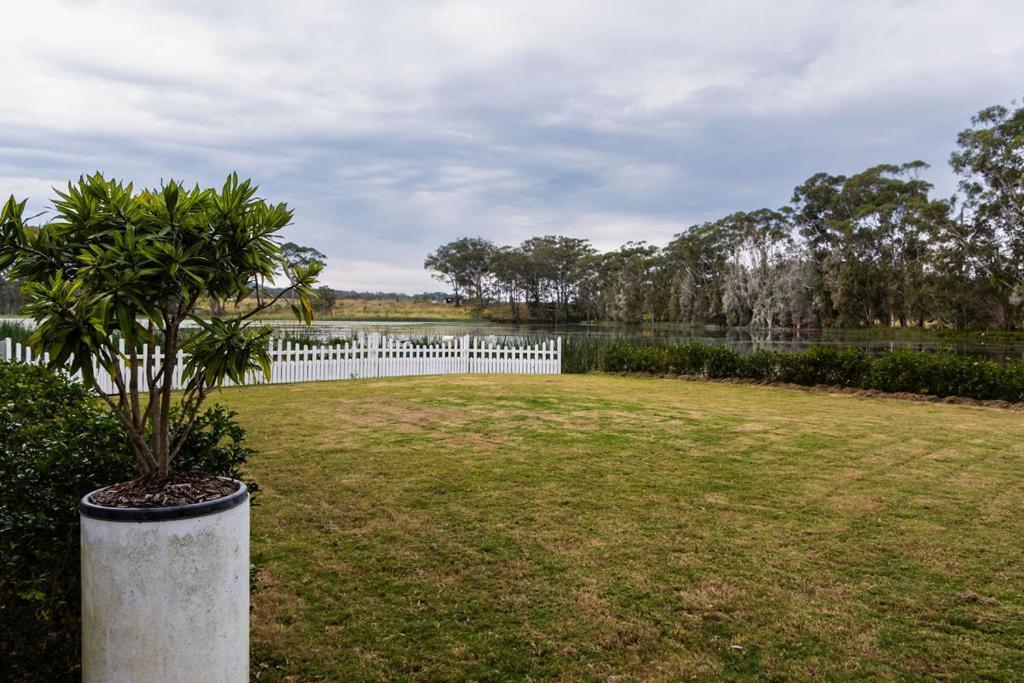 Lake Russell Retreat Emerald Beach Extérieur photo
